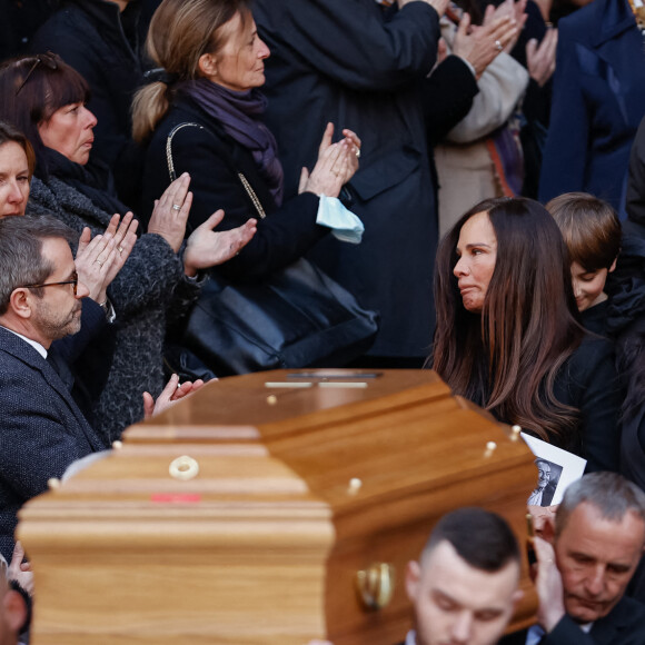 Nathalie Marquay-Pernaut et sa fille Lou - Sorties des obsèques de Jean-Pierre Pernaut en la Basilique Sainte-Clotilde à Paris, France le 9 mars 2022. © Aurelien Morissard/Panoramic/Bestimage