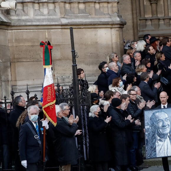 Sortie du cercueil - Sorties des obsèques de Jean-Pierre Pernaut en la Basilique Sainte-Clotilde à Paris, France le 9 mars 2022. © Aurelien Morissard/Panoramic/Bestimage