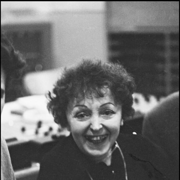 Édith Piaf en studio à Paris, 1963.