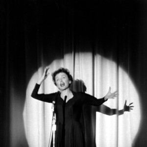 Edith Piaf sur scène à Paris le 15 mai 1959.
