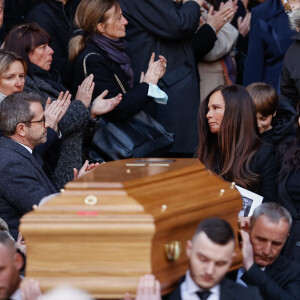 Nathalie Marquay-Pernaut et sa fille Lou - Sorties des obsèques de Jean-Pierre Pernaut en la Basilique Sainte-Clotilde à Paris, France le 9 mars 2022. © Aurelien Morissard/Panoramic/Bestimage 