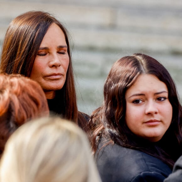 Nathalie Marquay et sa fille Lou - Obsèques de Jean-Pierre Pernaut en la Basilique Sainte-Clotilde à Paris le 9 mars 2022. © Cyril Moreau / Bestimage