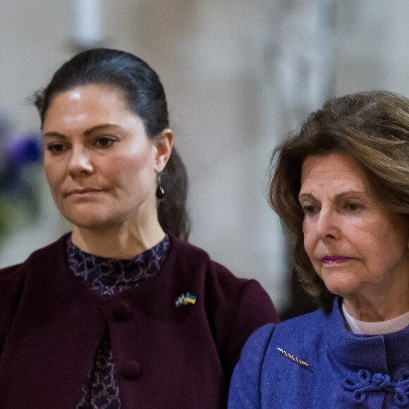 Le roi Carl XVI Gustav et la reine Silvia de Suède, La princesse Victoria et le prince Daniel de Suède prient pour la paix à l'Eglise du Palais royal à Stockholm, le 10 mars 2022.