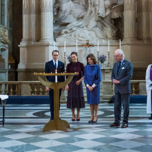 Le roi Carl XVI Gustav et la reine Silvia de Suède, La princesse Victoria et le prince Daniel de Suède prient pour la paix à l'Eglise du Palais royal à Stockholm, le 10 mars 2022.