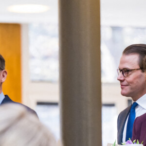 La princesse Victoria de Suède et le prince Daniel visitent une école de commerce à Stockholm le 9 mars 2022