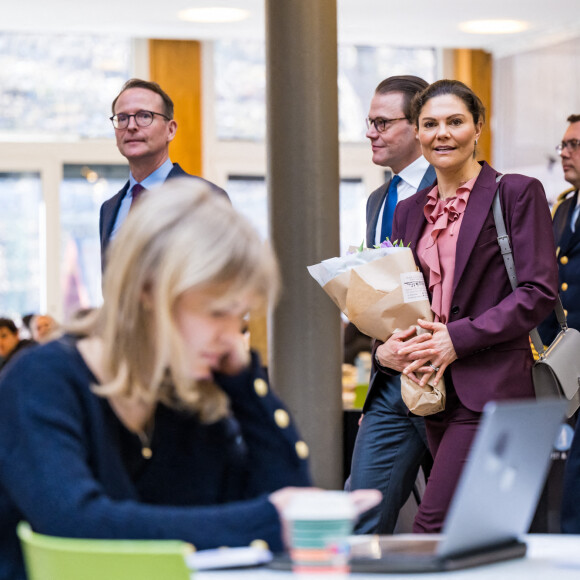 La princesse Victoria de Suède et le prince Daniel visitent une école de commerce à Stockholm le 9 mars 2022