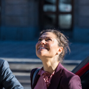 La princesse Victoria de Suède et le prince Daniel visitent une école de commerce à Stockholm le 9 mars 2022