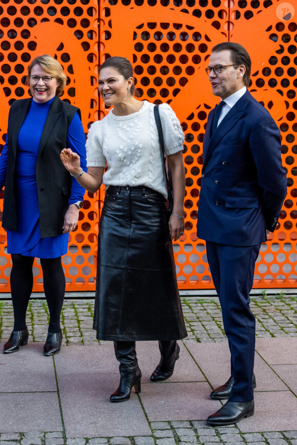 La princesse Victoria et le prince Daniel de Suède visitent le musée d'art moderne "Moderna Museet" à Malmö, le 26 novembre 2021.