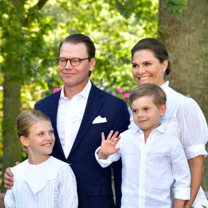 La princesse Victoria, le prince Daniel, la princesse Estelle et le prince Oscar de Suède lors des célébrations de la fête de Victoria au palais de Solliden à Oeland, Suède, le 14 juillet 2021.