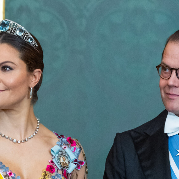 La princesse Victoria de Suède et le prince Daniel lors du dîner d'état au palais royal à Stockholm pour la visite en Suède du couple royal d'Espagne le 24 novembre 2021.