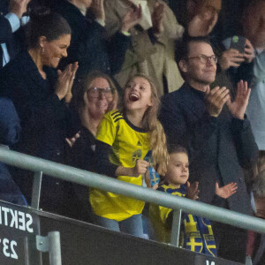 Le prince Daniel de Suède, la princeese Victoria et leurs enfants la princesse Estelle et le prince Oscar lors du match de football Suède Vs Kosovo (3-0) à Stockholm dans le cadre des éliminatoires pour la coupe du monde de football 2022