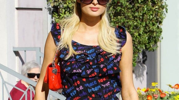 Paris Hilton : Toute pimpante, elle tente d'esquiver les photographes... En vain !