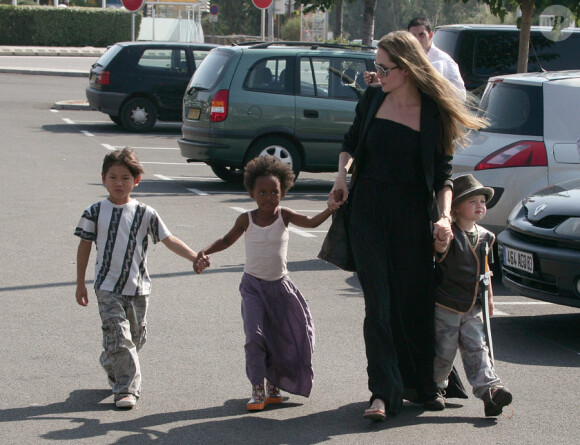 Angelina Jolie avec Pax, Zahara et Shiloh