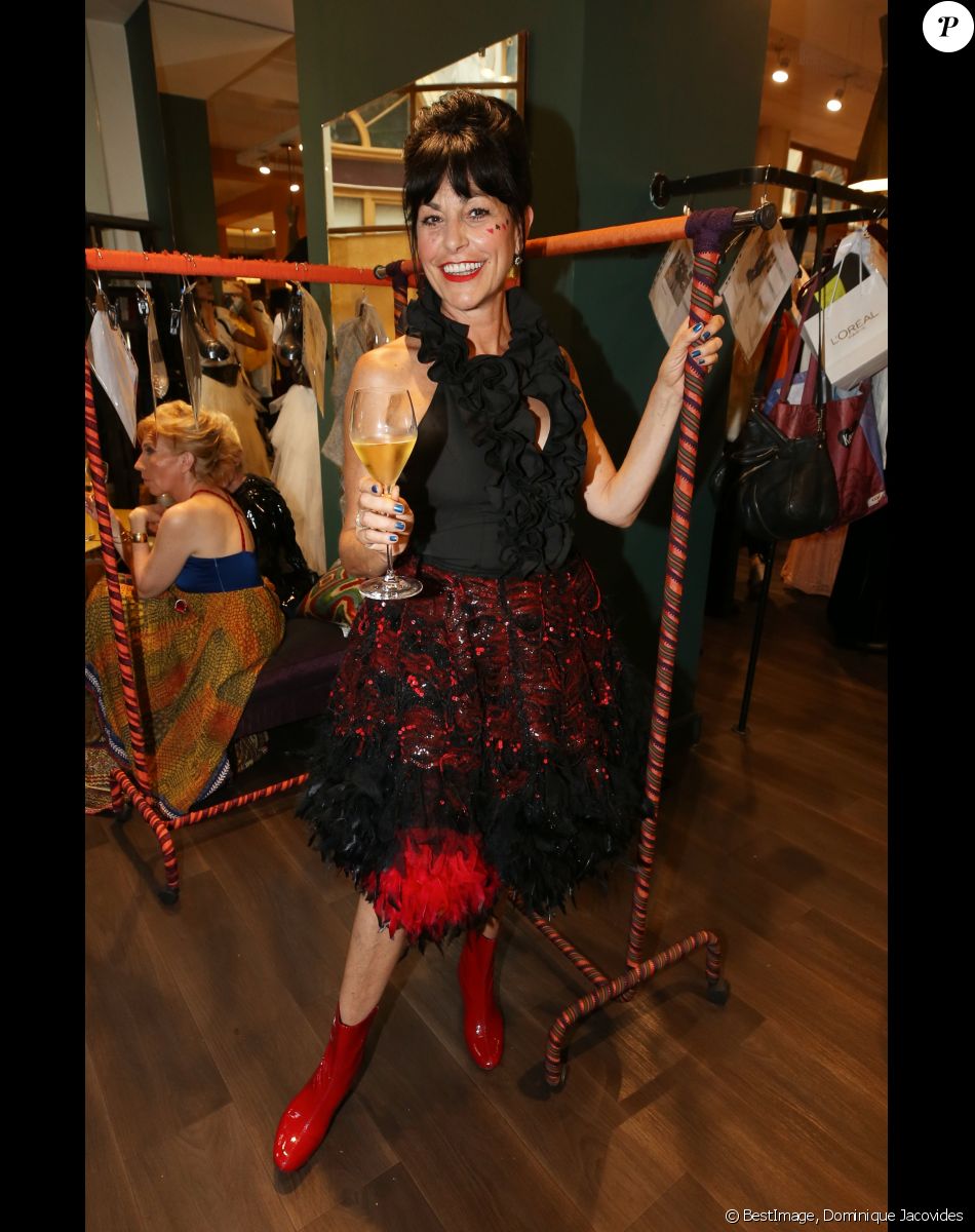 Exclusif - Lio en backstage du défilé de la styliste Nathalie Garçon pour l'association "Over fifty...et alors" à la galerie Vivienne à Paris le 17 juin 2019. C'est sous les ors de la galerie Vivienne que la styliste Nathalie Garçon, initiatrice de l'association "Over fifty...et alors", a organisé un défilé de mode afin de faire évoluer la visibilité et le regard porté sur les femmes de plus de cinquante ans. © Dominique Jacovides / Bestimage