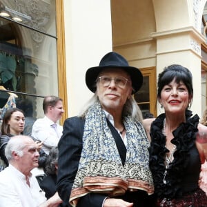 Elliott Murphy et Lio - Défilé "Over Fifty... et alors !" à la galerie Vivienne à Paris le 17 Juin 2019. C'est sous les ors de la galerie Vivienne que la styliste Nathalie Garçon, initiatrice de l'association "Over fifty...et alors", a organisé un défilé de mode afin de faire évoluer la visibilité et le regard porté sur les femmes de plus de cinquante ans. © Dominique Jacovides/Bestimage 17/06/2019 - Paris