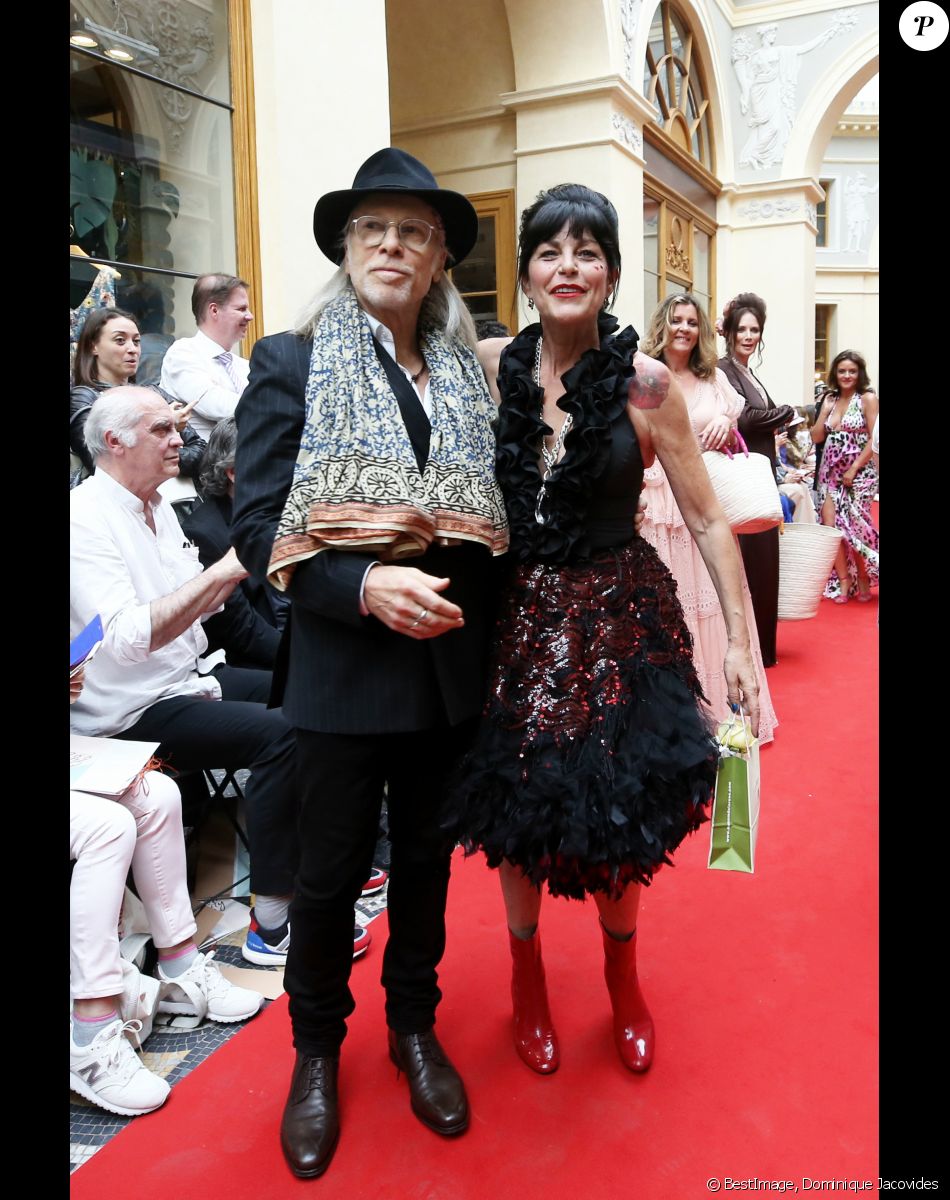 Elliott Murphy et Lio - Défilé "Over Fifty... et alors !" à la galerie Vivienne à Paris le 17 Juin 2019. C'est sous les ors de la galerie Vivienne que la styliste Nathalie Garçon, initiatrice de l'association "Over fifty...et alors", a organisé un défilé de mode afin de faire évoluer la visibilité et le regard porté sur les femmes de plus de cinquante ans. © Dominique Jacovides/Bestimage 17/06/2019 - Paris