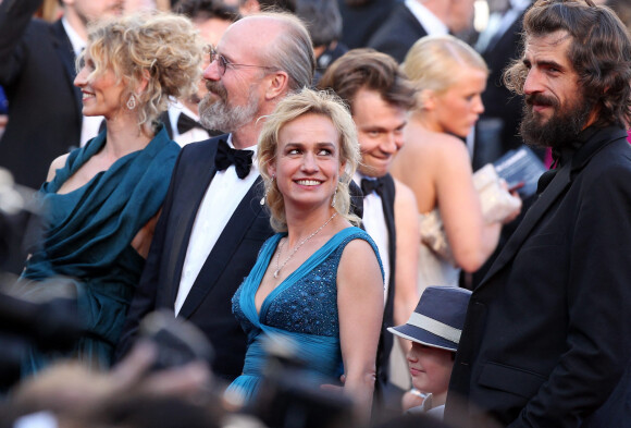 Alexandra Lamy, William Hurt et Sandrine Bonnaire - Montée des marches du film "Killing them softly" lors du 65e Festival de Cannes, le 22 mai 2012.