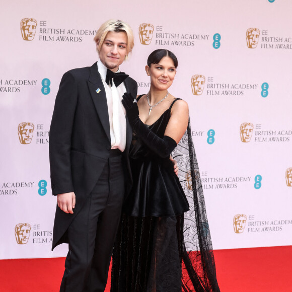 Jake Bongiovi, Millie Bobby Brown - Photocall de la cérémonie des BAFTA 2022 (British Academy Film Awards) au Royal Albert Hall à Londres