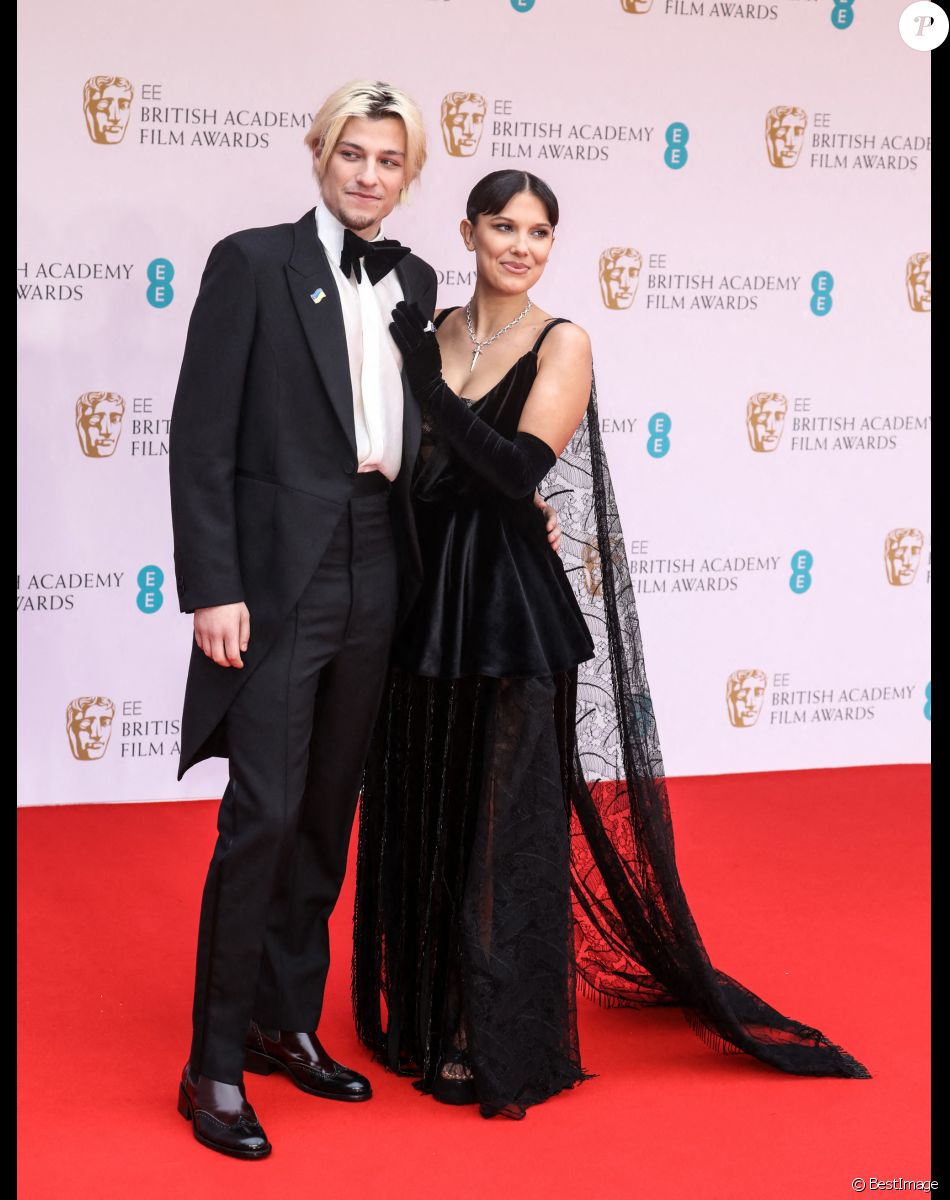 Jake Bongiovi, Millie Bobby Brown - Photocall de la cérémonie des BAFTA 2022 (British Academy Film Awards) au Royal Albert Hall à Londres