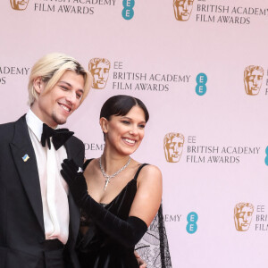 Jake Bongiovi, Millie Bobby Brown - Photocall de la cérémonie des BAFTA 2022 (British Academy Film Awards) au Royal Albert Hall à Londres le 13 mars 2022.