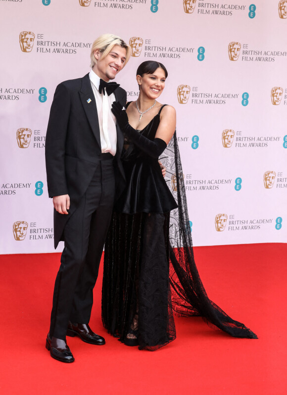 Jake Bongiovi, Millie Bobby Brown - Photocall de la cérémonie des BAFTA 2022 (British Academy Film Awards) au Royal Albert Hall à Londres le 13 mars 2022.