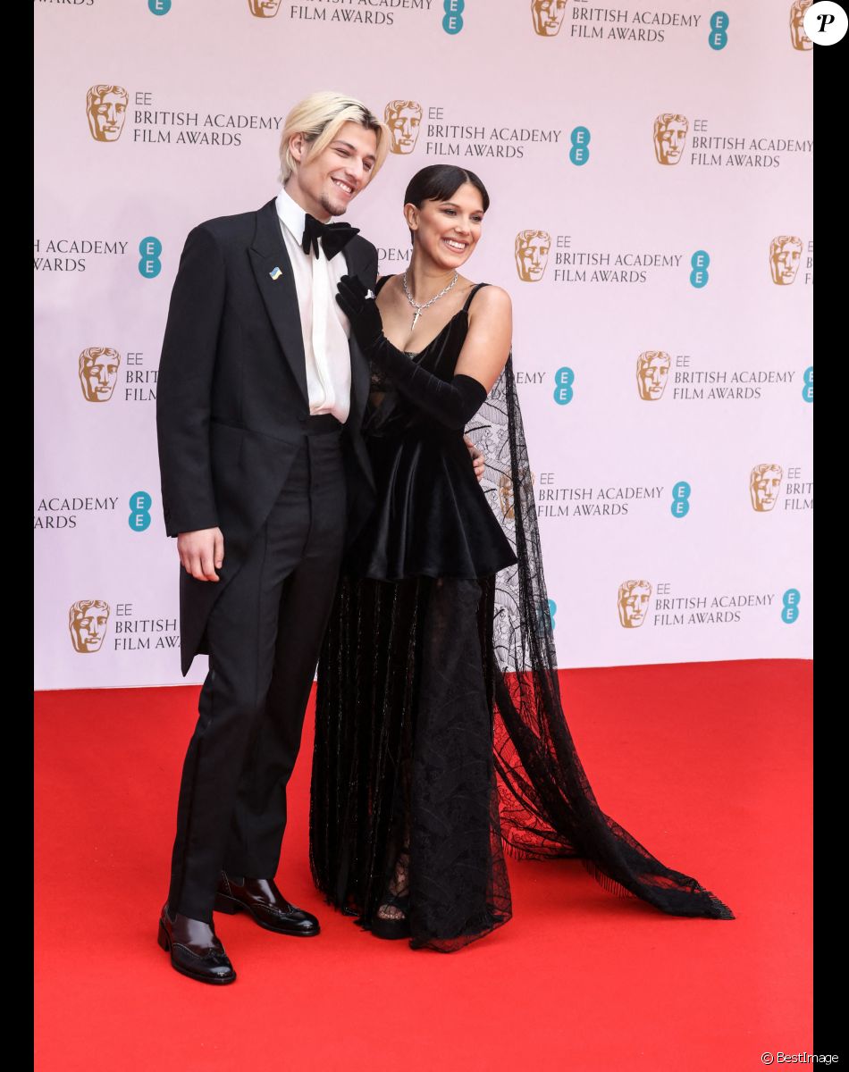 Jake Bongiovi, Millie Bobby Brown - Photocall de la cérémonie des BAFTA 2022 (British Academy Film Awards) au Royal Albert Hall à Londres le 13 mars 2022.