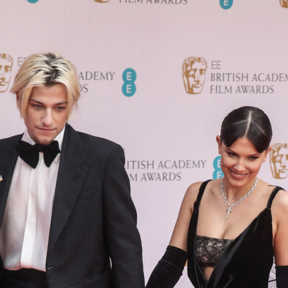 Jake Bongiovi, Millie Bobby Brown - Photocall de la cérémonie des BAFTA 2022 (British Academy Film Awards) au Royal Albert Hall à Londres le 13 mars 2022.