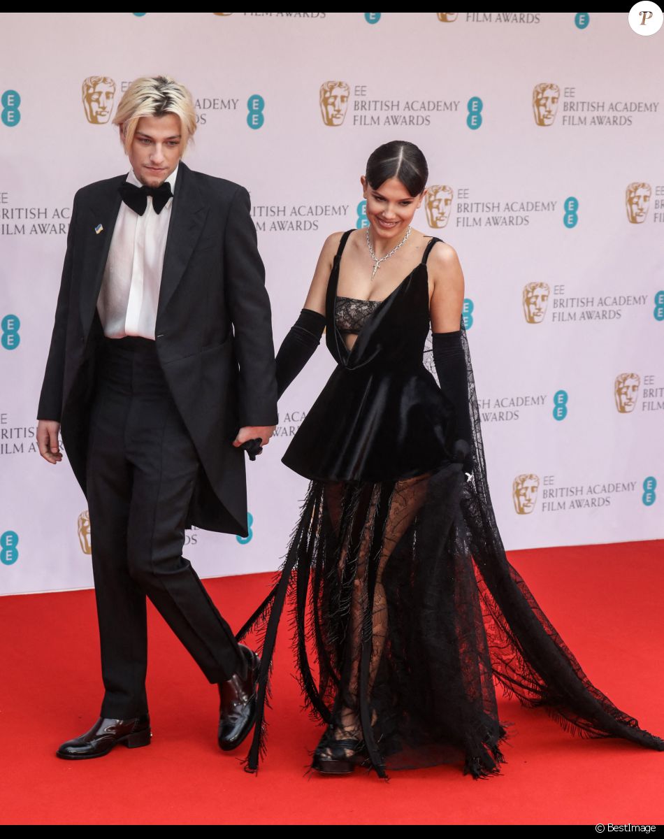 Jake Bongiovi, Millie Bobby Brown - Photocall de la cérémonie des BAFTA 2022 (British Academy Film Awards) au Royal Albert Hall à Londres le 13 mars 2022.