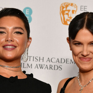 Millie Bobby Brown, Florence Pugh - Press room de la cérémonie des BAFTA 2022 (British Academy Film Awards) au Royal Albert Hall à Londres le 13 mars 2022.