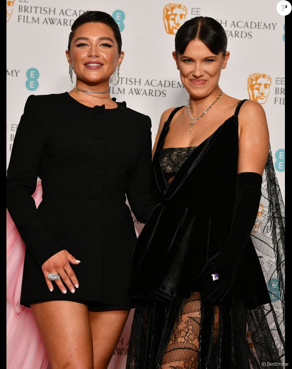 Millie Bobby Brown, Florence Pugh - Press room de la cérémonie des BAFTA 2022 (British Academy Film Awards) au Royal Albert Hall à Londres le 13 mars 2022.