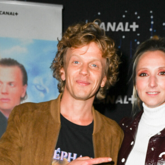 Alex Lutz et Audrey Lamy - Avant-première française du film "La vengeance au triple galop" au Cinéma Gaumont Champs-Elysées à Paris le 28 septembre 2021. © Coadic Guirec/Bestimage 