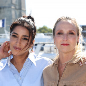 Leïla Bekhti et Audrey Lamy - "La vengeance au triple galop" - Photocall lors du Festival de la Fiction de La Rochelle. Le 17 septembre 2021 © Jean-Marc Lhomer / Bestimage