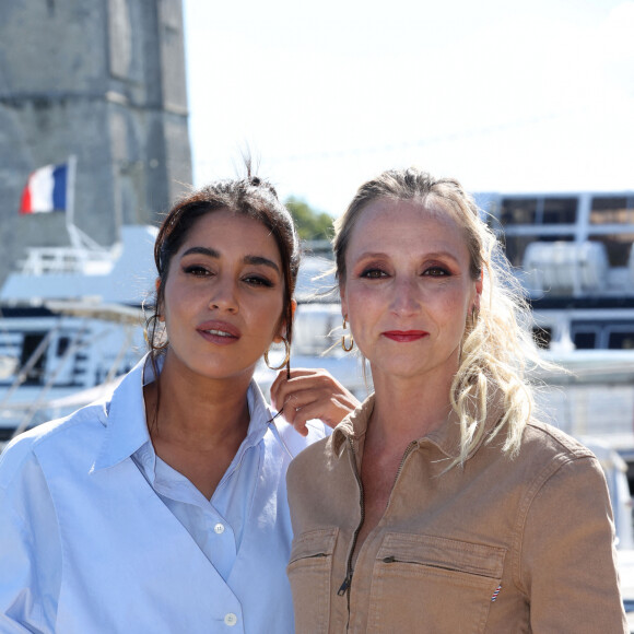 Leïla Bekhti et Audrey Lamy - "La vengeance au triple galop" - Photocall lors du Festival de la Fiction de La Rochelle. Le 17 septembre 2021 © Jean-Marc Lhomer / Bestimage