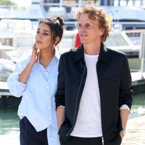 Leïla Bekhti et Alex Lutz - "La vengeance au triple galop" - Photocall lors du Festival de la Fiction de La Rochelle. Le 17 septembre 2021 © Jean-Marc Lhomer / Bestimage