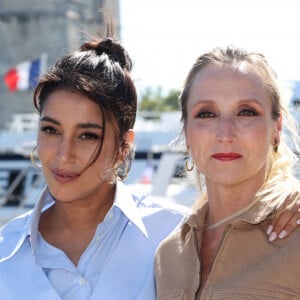 Leïla Bekhti et Audrey Lamy - "La vengeance au triple galop" - Photocall lors du Festival de la Fiction de La Rochelle. Le 17 septembre 2021 © Jean-Marc Lhomer / Bestimage