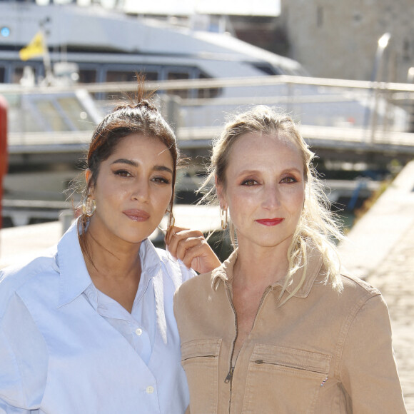 Leila Bekhti, Audrey Lamy de La Vengeance au triple galop - Photocall lors du Festival de la Fiction de La Rochelle. Le 17 septembre 2021 © Christophe Aubert via Bestimage