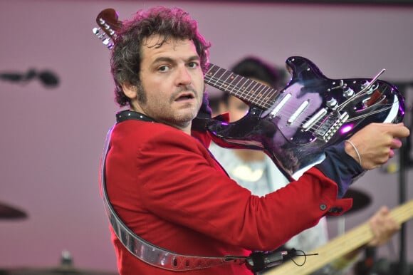 Matthieu Chedid pour un concert lors de la Fête de l'Humanité 2015 dans le Parc de la Courneuve à Paris, le 13 septembre 2015.