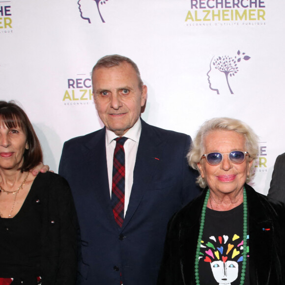 Professeur Bruno Dubois, sa femme, Jean-Charles de Castelbajac, Véronique de Villèle, Docteur Olivier De Ladoucette et sa femme Lina - Photocall du XVème gala pour la Fondation Recherche Alzheimer à l'Olympia à Paris le 14 mars 2022.  © Bertrand Rindoff/Bestimage