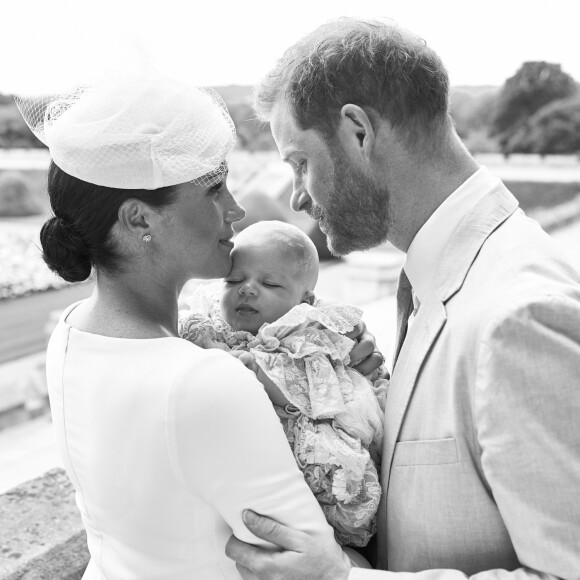 Meghan Markle, duchesse de Sussex, et le prince Harry avec leur fils Archie Mountbatten-Windsor le 6 juillet 2019 lors de son baptême au château de Windsor, photographiés par Chris Allerton devant la roseraie. ©Chris Allerton/SussexRoyal/PA Photos/Bestimage