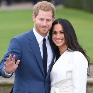 Le Prince Harry et Meghan Markle posent à Kensington palace après l'annonce de leur mariage au printemps 2018 à Londres le 27 novembre 2017. 