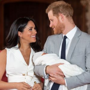 Le prince Harry et Meghan Markle, duc et duchesse de Sussex, présentent leur fils dans le hall St George au château de Windsor le 8 mai 2019.