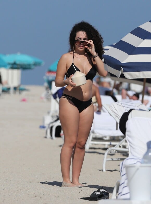 Shera Kerienski (Blogueuse/YouTubeuse beauté) profite de la plage à Miami, Floride, Etats-Unis, le 14 décembre 2016.