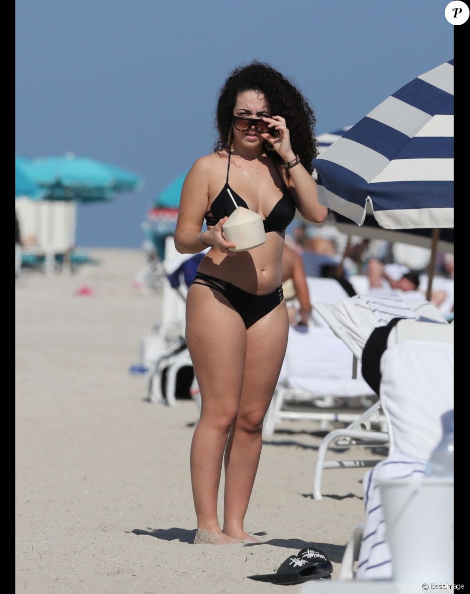 Shera Kerienski (Blogueuse/YouTubeuse beauté) profite de la plage à Miami, Floride, Etats-Unis, le 14 décembre 2016.