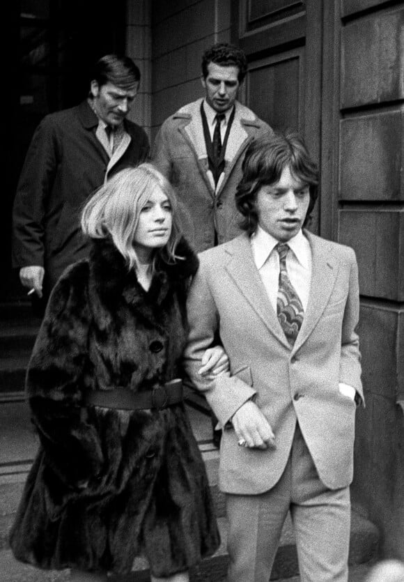 Mick Jagger, 25 ans, le chanteur des Rolling Stones, et Marianne Faithfull, 22, à Londres sortant du tribunal pour possession de drogues, le 18 December 1969. Photo by PA Archive/ABACAPRESS.COM