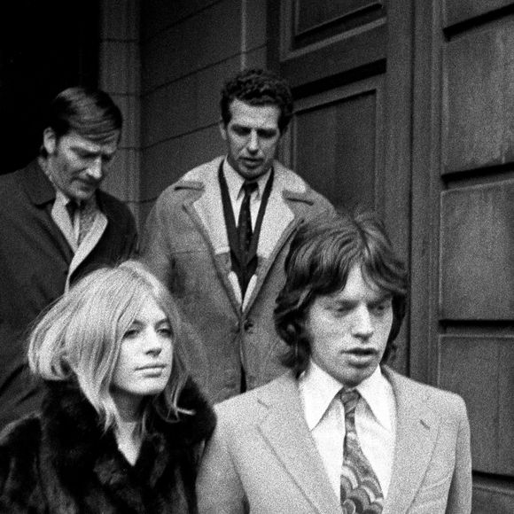 Mick Jagger, 25 ans, le chanteur des Rolling Stones, et Marianne Faithfull, 22, à Londres sortant du tribunal pour possession de drogues, le 18 December 1969. Photo by PA Archive/ABACAPRESS.COM