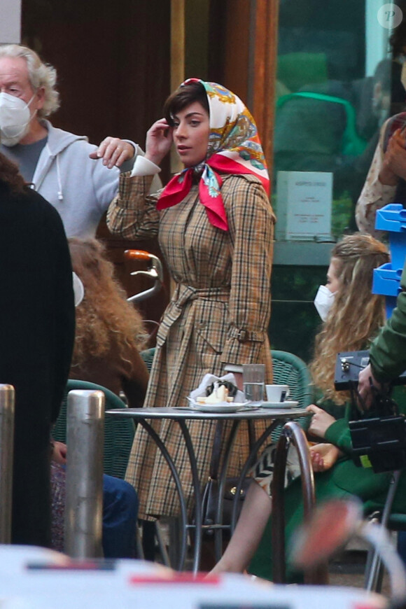 Lady Gaga tourne une scène du film Gucci (House of Gucci) à Milan, le 10 mars 2021.