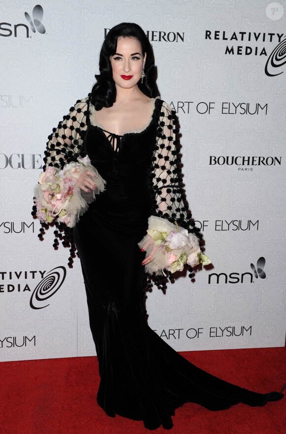 Dita Von Teese très glamour lors du gala de charité The Art of Elysium's le 16 janvier 2010 à Los Angeles