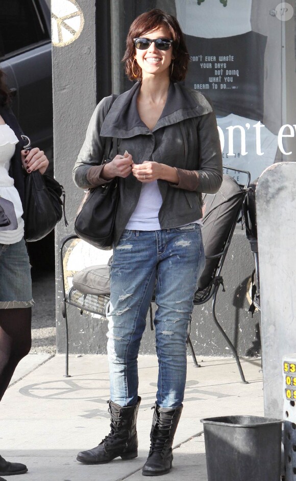 Jessica Alba, avec une ravissante nouvelle coiffure, en compagnie d'un ami devant le Urth Cafe de West Hollywood le 15 janvier 2010