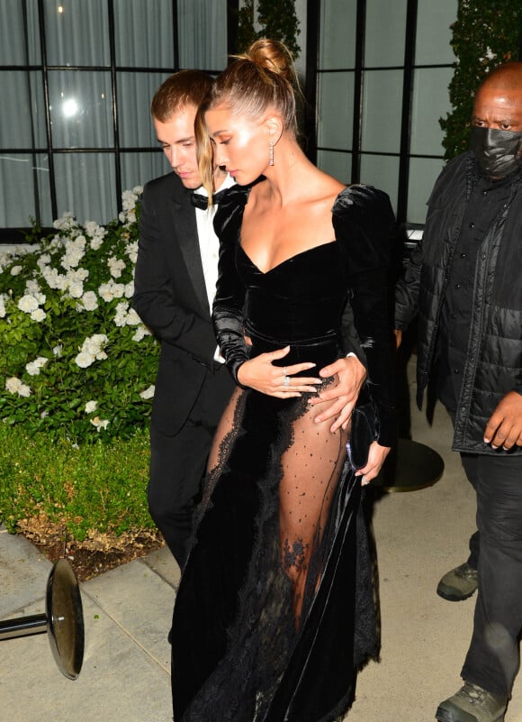 Justin Bieber et sa femme Hailey Baldwin Bieber en tenue de soirée pour célébrer l'inauguration de sa galerie d'art à Los Angeles, le 26 juillet 2021.