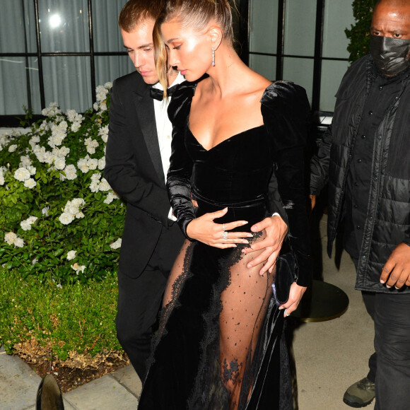 Justin Bieber et sa femme Hailey Baldwin Bieber en tenue de soirée pour célébrer l'inauguration de sa galerie d'art à Los Angeles, le 26 juillet 2021.